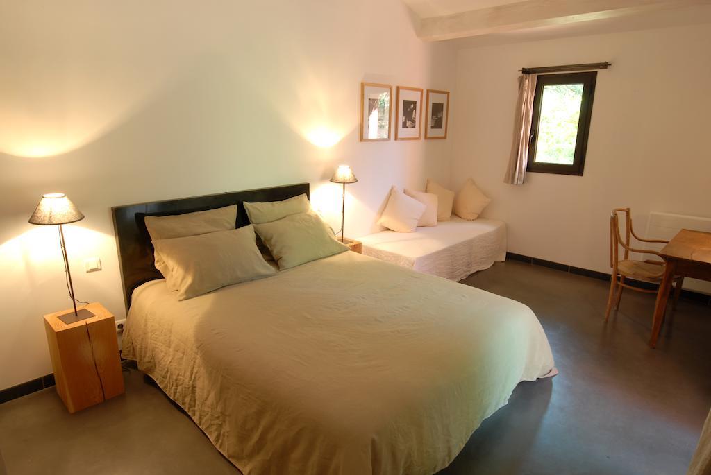 Bed and Breakfast Les Pierres Sauvages Besse-sur-Issole Zimmer foto