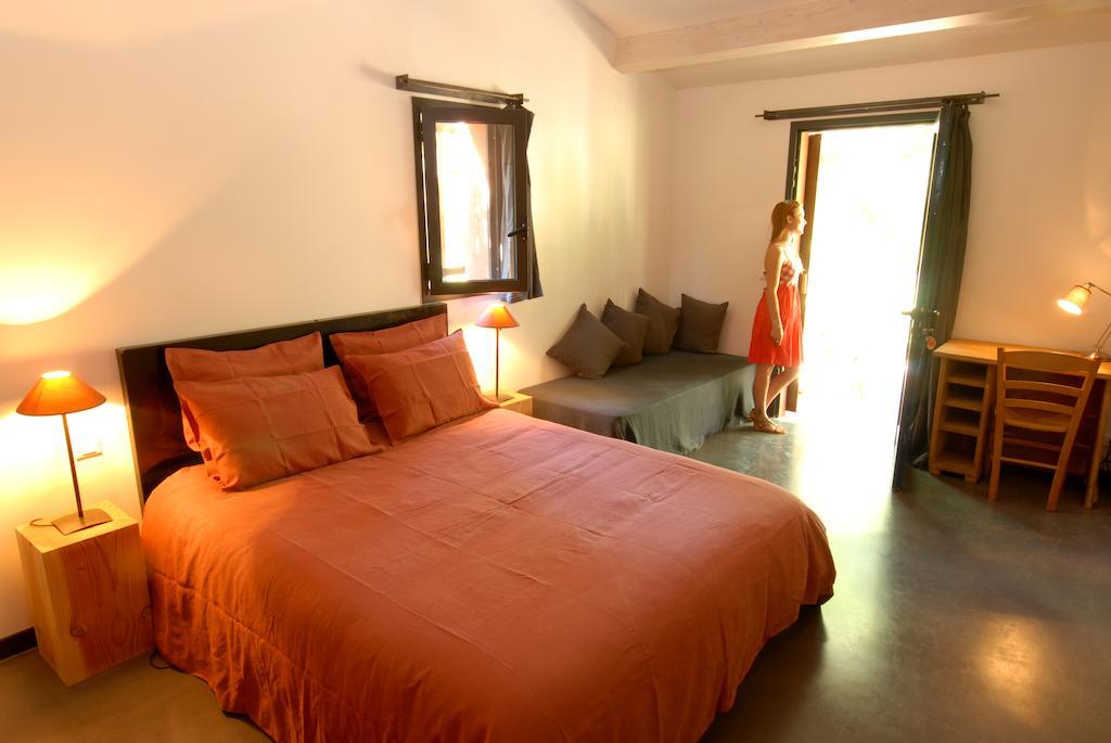 Bed and Breakfast Les Pierres Sauvages Besse-sur-Issole Zimmer foto