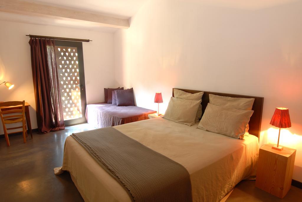 Bed and Breakfast Les Pierres Sauvages Besse-sur-Issole Zimmer foto