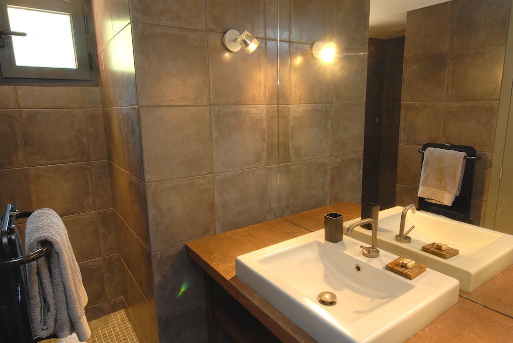 Bed and Breakfast Les Pierres Sauvages Besse-sur-Issole Zimmer foto